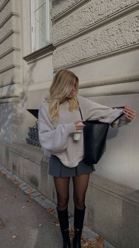 Tourist Fits, Autumn Going Out Outfit, Style Inspiration Herbst, 2024 Fashion Trends Autumn, Outfit Ideas With Leather Pants, Autumn 2024 Fashion Trends, Gray Sweater Outfit, Preppy Sweater Outfits, Fall California