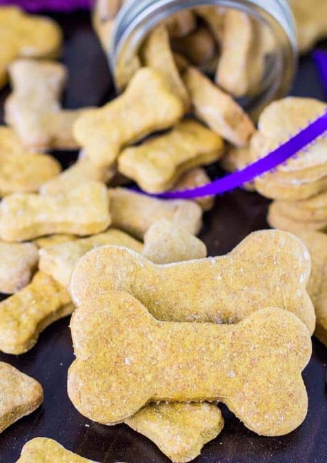 Doggie Cookies, Bone Cookies, Dog Cookie Recipes, Homemade Dog Cookies, Dog Biscuit Recipes, Healthy Dog Treats Homemade, Doggie Treats, Dog Diy, Cookies Sugar