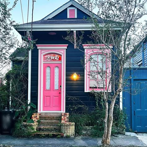 Crazy Exterior House Colors, Quirky Home Exterior, Magenta House Exterior, Eclectic Exterior House, Quirky House Exterior, Colorful Cottage Exterior, Funky House Exterior, Maximalist House Exterior, Eclectic House Exterior