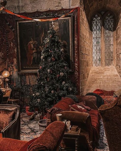 Christmas Aesthetic Hogwarts, Weasley Christmas Aesthetic, Christmas Hogwarts Aesthetic, Christmas Aesthetic Harry Potter, Hogwarts Aesthetic Christmas, Harry Potter Aesthetic Christmas, Christmas Harry Potter Aesthetic, Christmas Wallpaper Harry Potter, Christmas At Hogwarts Aesthetic