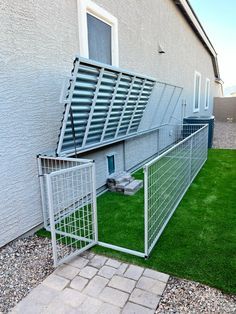 Coyote Proof Dog Runs #dogrun #CoyoteProofDogRuns #coyoteproblem #petenclosure #pets #dogs #dog #puppy #catrun #catio #petrun #catenclosure #outdoorcat #dogdoor #dogrunideas Outside Dog Setup, Covered Dog Kennel Outdoor, Dog Additions To House, Dog House Shed Ideas, Outdoor Dog Run Ideas, Side Of House Dog Run, Inside Outside Dog Area, Patio Dog Area, Small Dog Run Ideas Backyard