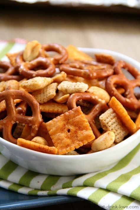 Chex mix spiced up with some Sriracha. | 26 Make-Ahead Foods Perfect For A Spring Picnic Check Mix Recipes, Chex Snacks, Chez Mix, Spicy Chex Mix, Snacks Savory, Snacky Foods, Homemade Chex Mix Recipe, Homemade Chex Mix, Check Mix