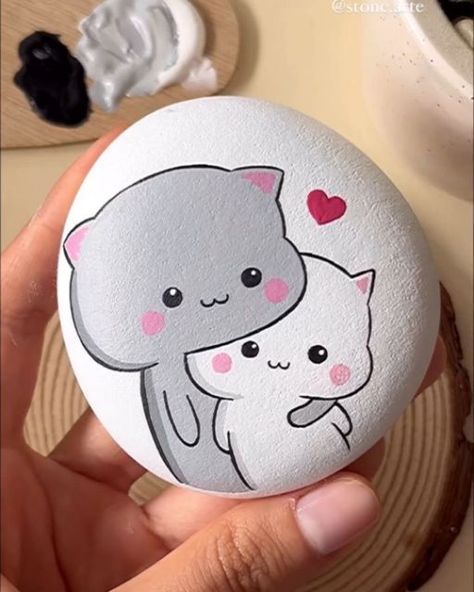 Stone Art Drawing, Stone Drawing Ideas, Drawing On Stone, Stone Drawing Rocks, Rock Painting Cats, Stone Art Ideas, Stone Painting Ideas Creative, Pet Rock Ideas, Animal Rock Painting Ideas