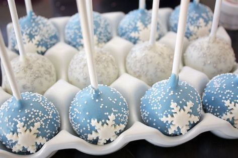 Frozen Cakepops Ideas, Frozen Cake Table Ideas, Disney Frozen Cake Pops, Frozen Dessert Table Ideas, Cake Pops Winter Wonderland, Winter Wonderland Cakepops, Frozen Birthday Cake Pops, Winter Cake Pop Ideas, Winter Themed Cake Pops