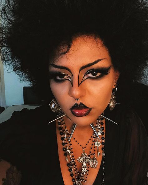 Trad Goth Makeup Black Women, Tropical Goth, Goth People, Trad Goth Makeup, Goth Makeup Tutorial, Black Eye Pencil, Black Alt, Goth Eye Makeup, Afro Goth