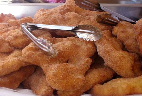 Grandma Leite’s Doughnuts | Malassadas from Leite's Culinaria. Gonna try this recipe and see how it goes... Portuguese Malasadas, Portuguese Breads, Portuguese Deserts, Malasadas Recipe, Portuguese Sweet Bread, حلويات عربية, Portuguese Style, Azores Islands, Portuguese Desserts