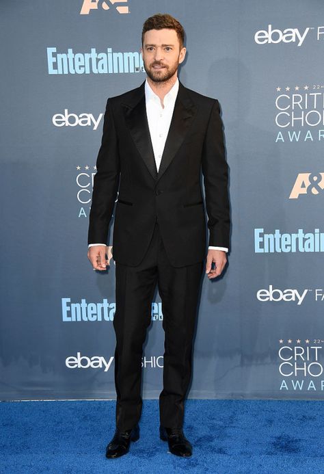 Justin Timberlake | Here's What Everyone Wore To The 2016 Critics Choice Awards Justin Timberlake 2000s, Suit Without Tie, 2000s Red Carpet, Black Suit White Shirt, Mother Of The Bride Hairdos, Mens White Suit, Sparkly Gown, Black And White Suit, Suit Man