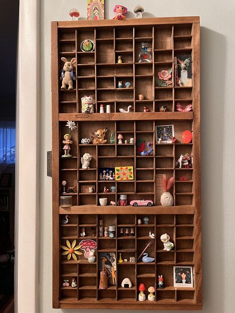 Shelby Hintze en X: "In order to enter my home now, you must make an offering to the trinket shelf https://t.co/NC1SggbQpw" / X Typeset Shelf, Trinket Shelf Ideas, Trinket Wall, Trinket Shelf Diy, Trinket Shelves, Trinkets Shelf, Small Figurine Storage, Trinket Shelf, Miniature Display Shelf