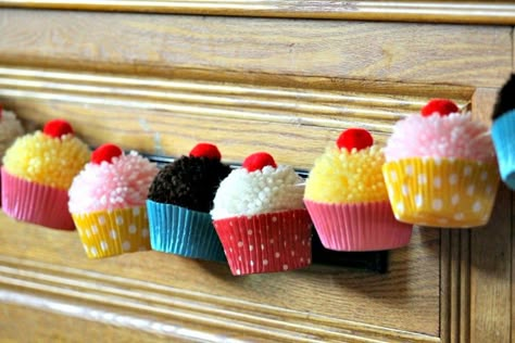 Cupcake Decorating Party, Pompom Garland, Cupcake Birthday Party, Anniversaire Diy, Cupcake Birthday, Decorating Party, Pom Garland, Pom Pom Crafts, Yarn Pom Pom