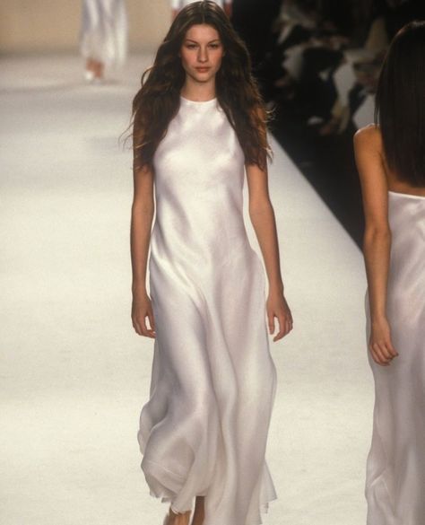 90s Runway Fashion Dresses, 90s Supermodels Aesthetic, Supermodel Outfits, 90s Fashion Show, Ralph Lauren Runway, Runway Gowns, 90s Ralph Lauren, 90s Runway, 90s Runway Fashion