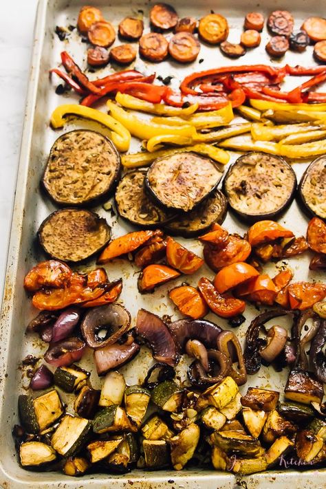 Balsamic Vinegar Marinade, How To Roast Vegetables, Balsamic Vegetables, Resep Vegan, Roasted Veggies In Oven, Roast Vegetables, Oven Vegetables, Roasted Vegetables Oven, Baked Veggies