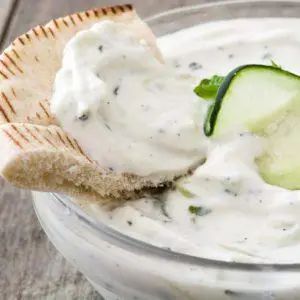 Cremiges Tzatziki (Tsatsiki, Zaziki) aus dem Thermomix® Cucumber Dip, Caramelized Onion Dip, Tzatziki Recipes, Cucumber Yogurt, Healthy Sauces, Chicken Souvlaki, Yogurt Dip, Tzatziki Sauce, Spaghetti Bolognese