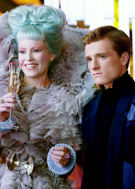 Catching Fire still shot of Elizabeth Banks (Effie Trinket) and Josh Hutcherson (Peeta) Capitol Couture, Hunger Games Fashion, Effie Trinket, Jena Malone, Donald Sutherland, Hunger Games 3, Sam Claflin, Hunger Games Series, Peeta Mellark