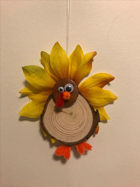 Turkey ornament for a Thanksgiving decoration, supplies: small wooden disc, button, fake flower, eyes, and pipe cleaners. Thanksgiving Tree Ornaments Diy, Wooden Discs Ideas, Craft Ideas For Seniors, Thanksgiving Kids Crafts, Unusual Christmas Ornaments, Wood Slice Ideas, Porch Decoration Ideas, Slice Ideas, Thanksgiving Ornaments