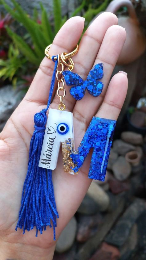 Evil Eye Resin Art, Disney Diy Christmas Ornaments, Diy Crafts Keychain, Resin Pendant Diy, Diy Resin Keychain, قلادات متدلية, Hand Jewelry Rings, Keychain Craft, Resin Crafts Tutorial