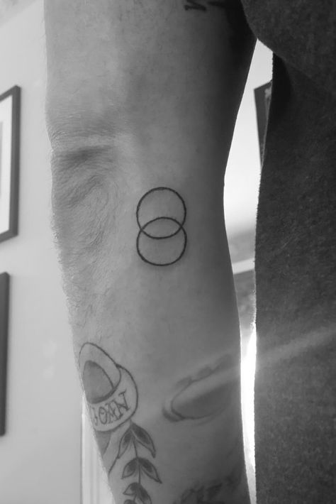 Vesica Pisces Tattoo, Vesica Piscis Tattoo, Vesica Pisces, Spirit Warrior, Pisces Tattoo, Unique Wrist Tattoos, Twin Tattoos, Warrior Design, Tattoo Minimal