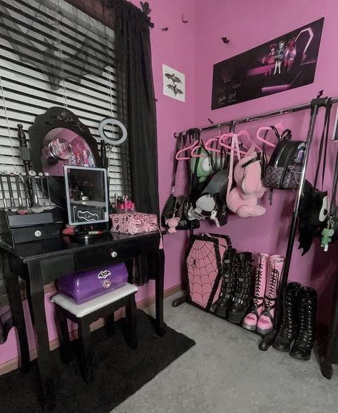 Monster High Bedroom, Monster High Room, 2000s Room, Doll Bedroom, High Room, Gothic Room, Cute Bedroom Decor, Cute Room Ideas, Pretty Room