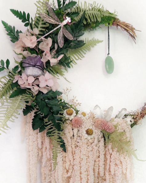 💚🌸🌜🌿PINK or GREEN? Enchanted MOON Wreaths for your sacred space. 💕 JUsT LisTEd!!!🌜Share with someone who would love these! Available Now!!! Three brand new earthy & enchanted wreaths featuring all real dried and preserved flowers, crystals and greenery. 💚💚💚💗💗💗 . ... .. .. . . . . . . ..#goddess #hedgewitch #earthmagic #earthwitch #witchy #witchywoman #witchyhome #homedecor #magicalhome #naturelover #driedflowerartist #crystalwreaths #crystalwreath #wreathmaker #artistsoninstagram #whimsical... Moon Wreath Moss, Fantasy Wreath Ideas, Fairy Wreath Diy, Crystal Wreaths, Witchy Wreaths, Moon Wreaths, Moss Wreath Diy, Fairy Wreath, Crystal Wreath