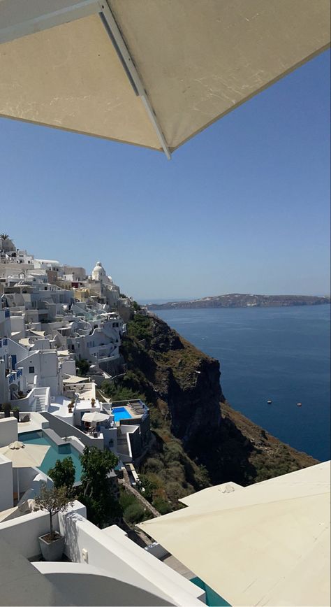 #greece #travel #santorini #aesthetic #mammamia #travelphotography #traveltips #summer Fira Greece, Santorini Beaches, Fira Santorini, Grecia Santorini, Creative Instagram Photo Ideas, Santorini Greece, Italian Summer, Summer Adventures, Summer Dream