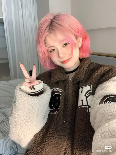 Pink Short Hair, Ulzzang Short Hair, Girl With Pink Hair, Asian Short Hair, Pretty Hair Color, Short Hair Color, Dye My Hair, Hair Reference, Cortes De Cabello