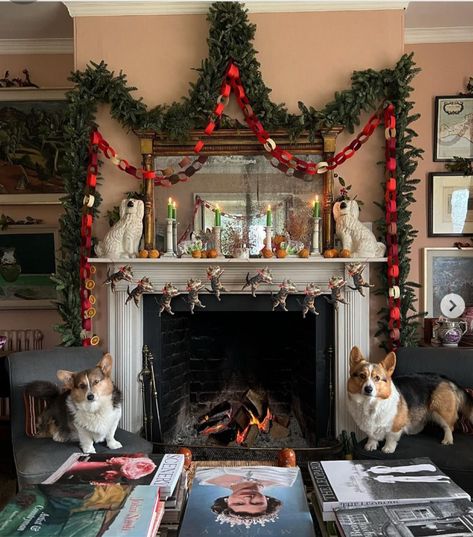 Home Decor Aesthetic, Cottage Christmas, Christmas Interiors, Home Decoration Ideas, Christmas Time Is Here, Christmas Mantle, Christmas Feeling, Christmas Inspo, Christmas Home Decor