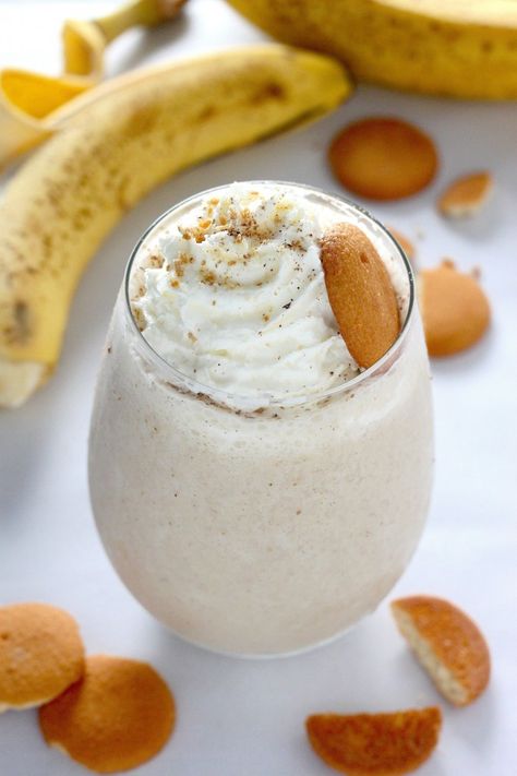 Healthy Banana Cream Pie Smoothie - thick, creamy, and tastes just like a slice of pie! We love this! Healthy Banana Cream Pie, Banana Cream Pie Smoothie, Overnight Oat, Healthy Banana, Banana Cream Pie, Good Smoothies, Diet Vegetarian, Banana Healthy, Banana Cream