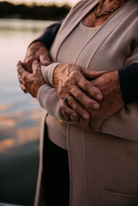 Grandparents Couple Photography, Retired Couple Photography, Older Parents Photography, Grandparents Couple Photoshoot, Middle Age Photoshoot, Old Couple Photography Poses, Parents Photoshoot Older, Engagement Photos Middle Aged, Old Couple Photoshoot Poses