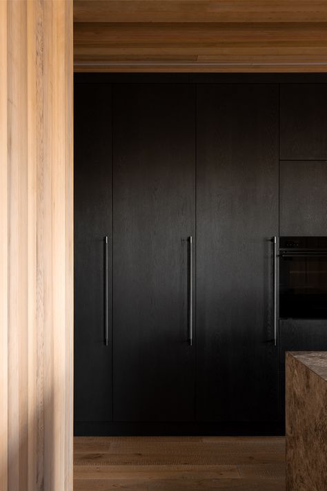 Dark kitchen's come no better than this. Charles Street by designer Annika Rowson. Cedar, oak and Portsea limestone define a kitchen where function is clear and style is bold. Buster + Punch hardware keeps the detail game solid. project / @annika_rowson⁠ architect / @threesixtyarchitecture⁠ photography / @parker High Gloss Black Cabinets, Nordic Longhouse, Longhouse Design, Oak Cabinets With Black Hardware, Black Oak Kitchen, Dark Kitchen Ideas, Dark Kitchens, Buster And Punch, Mountain Chateau