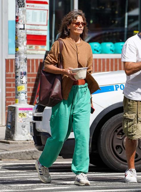 Katie Holmes Can't Stop Wearing These Alo Yoga Sweatpants Sweatpants Street Style, Alo Yoga Outfit, Yoga Sweatpants, Katie Holmes Style, Minimal Chic Style, Neutral Tops, Style Sweatpants, Katie Holmes, Athleisure Outfits