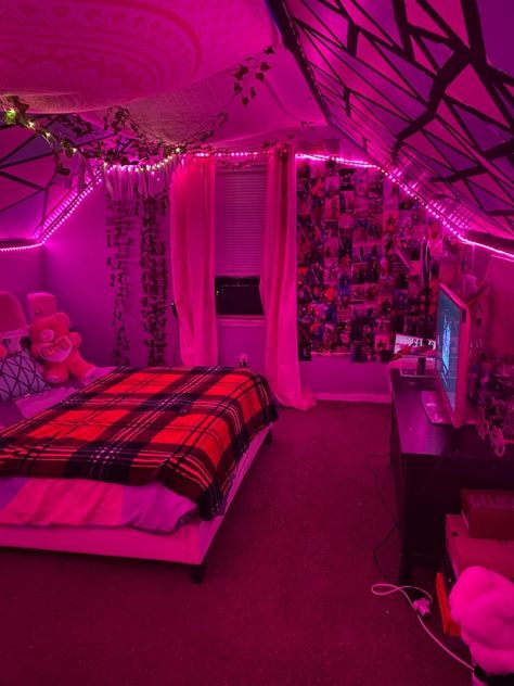 Cool Vibe Room, Huge Attic Bedroom, Led Rope Lights Bedroom Ceiling, Cute Y2k Bedroom, Prymrr Room, Bf And Gf Room Ideas, 19 Year Old Room Ideas, Ways To Move Your Bedroom Around, Trailer Bedroom Ideas Single Wide