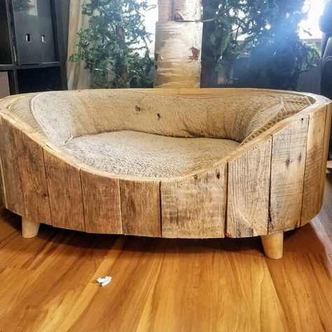 Dog Bed Coffee Table Diy, Pallet Wood Dog Bed, Dog Bed Raised, Dog Woodworking Projects, Handmade Furniture Wood Diy Projects, Wood Dog Beds, Diy Cat Bed Wood, Diy Dog Platform Bed, Dog Bed At Foot Of Bed