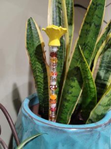 Yard Stakes Diy Projects, Fairy Stakes Diy, Planter Stakes Diy, How To Make Fairy Garden Stakes, Garden Picks Diy, How To Make Beaded Garden Stakes, Beaded Plant Stakes Wire, Beaded Plant Stakes Diy, Diy Plant Picks