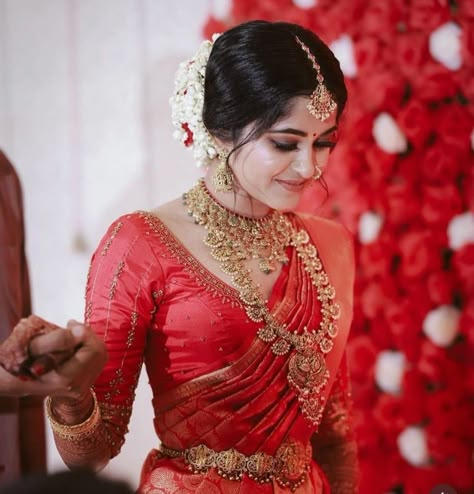 Red Saree Wedding, Kerala Wedding Saree, South Indian Wedding Hairstyles, South Indian Wedding Saree, South Indian Bride Saree, Hair Style On Saree, South Indian Bridal Jewellery, Red Sari, Kerala Bride