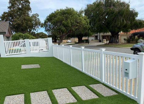 Picket Fencing Timber Picket Fence, Duplex Front Yard, Pvc Fence Ideas, Front Yard Picket Fence, Modern Picket Fence, White Fence Ideas, Carport Fence, Hamptons Style Exterior, Hamptons Fence