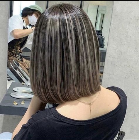 Sleek Short Hair, Short Hair Highlights, Brunette Hair With Highlights, Latest Hair, Gray Hair Highlights, Scalpel, Effortless Beauty, Haircuts For Medium Hair, Short Hair Color