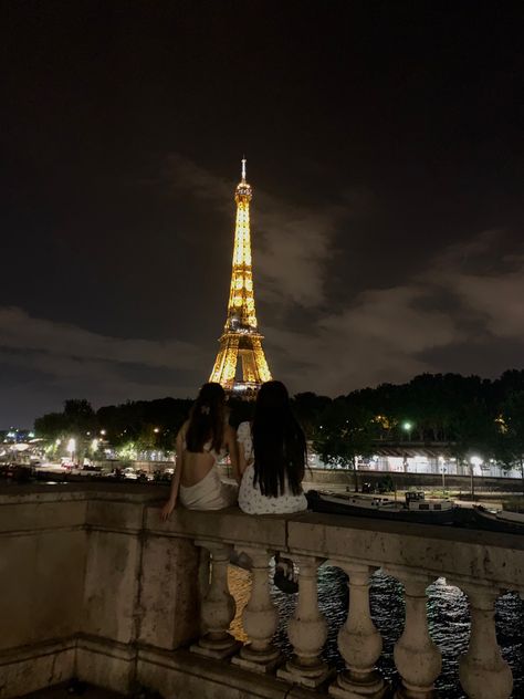 Paris Core, Paris In December, Friends In Paris, Paris Photo Ideas, Eiffel Tower At Night, Paris Dream, Paris Birthday, Romantic Paris, Paris Girl