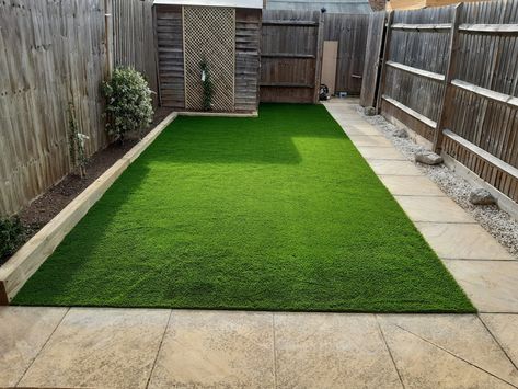 A nice little garden project installing fake grass and a raised flower bed – Hankintech Fake Grass Garden Ideas, Fake Grass Backyard, Artificial Grass Ideas, Raised Flower Bed, Driveway Garden, Backyard Garden Beds, Good Couple, Grass Garden, Railway Sleepers