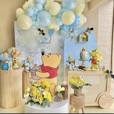 Winnie The Pooh Birthday Party, Pooh Birthday Party, Idee Babyshower, Winnie The Pooh Themes, Pooh Birthday, Winnie The Pooh Baby Shower, Baby Boy 1st Birthday Party, Baby Shower Theme Decorations, Baby Shower Yellow