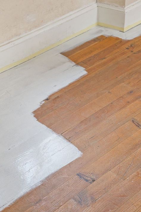 Repeindre un plancher en bois : conseils et étapes à suivre - Côté Maison Painting Parquet Floors, Painted Wood Floors Cabin, Wood Floors Painted White, Whitewash Parquet Floors, Renovation Parquet, Hardwood Floors, Diy Projects