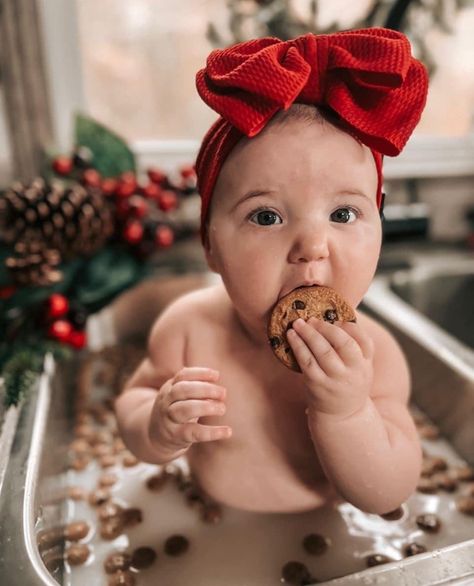 Baby Holiday Pictures, Baby Holiday Photos, Baby Milk Bath, Portable Playpen, Christmas Pictures Outfits, Christmas Baby Pictures, Baby Milestones Pictures, Baby Christmas Photos, Babys First Christmas