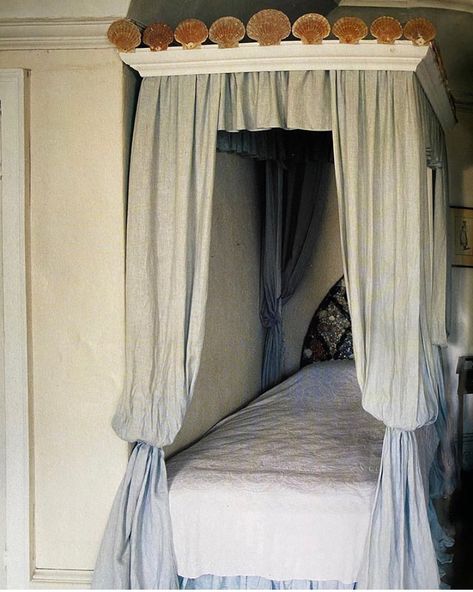 Scallop shell capped canopy bed at Leixlip Castle in County Kildare, Ireland in The World of Interiors. @theworldofinteriors @beau_traps… World Of Interiors Magazine, Coastal Vintage, Sims 4 House Building, Four Poster Bed, Interiors Magazine, Bohemian Bedroom Decor, Four Poster, Poster Bed, Antique Interior