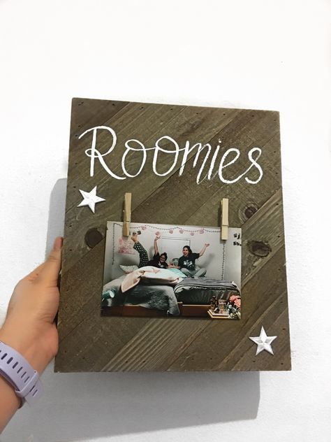 Roomie Gift Ideas, Birthday Gift For Roommate, Roommate Art Ideas, Dorm Roommate Ideas, Roomate Ideas College Gifts, Christmas Gifts For Roommates, Cute Roommate Ideas, Cute Roomate Ideas, Roommate Gift Ideas College