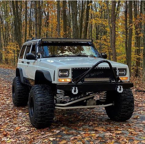 Daily XJ PICS on Instagram: “White XJs are do fire!!! XJ OWNER @sethsince99 Tag me in your pictures by using @xj_experience or use our hashtag #xjexperience don’t…” Lifted Xj, Modificaciones Jeep Xj, Jeep Xj Mods, Truck Racing, Serie Bmw, Old Jeep, Lifted Jeep, Jeep Pickup, Custom Jeep