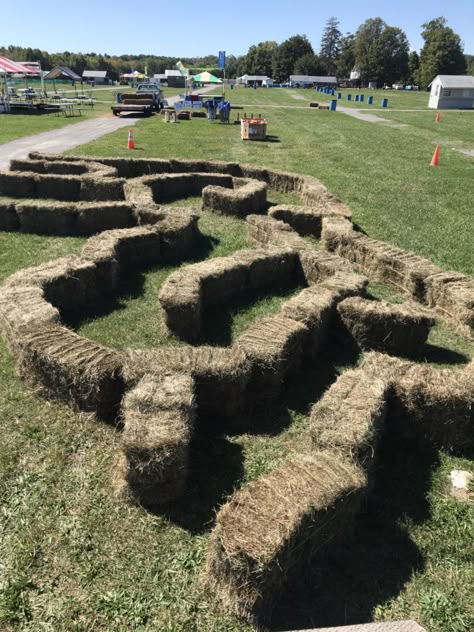 Hay maze! Used 60 square bales. Hay Bale Obstacle Course, Halloween Playground, Hay Bale Maze, Diy Maze, Hay Maze, Corn Festival, Pig Races, Pumpkin Patch Birthday, Festival Planning