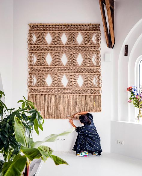 Ontdek het ambacht: handgeknoopte wandkleden | Milla Novo | vtwonen Cool Wall Art, Fabric Yarn, Yarn Diy, Wall Covering, Valance Curtains, Home Deco, Fiber Art, Lovers Art, Macrame