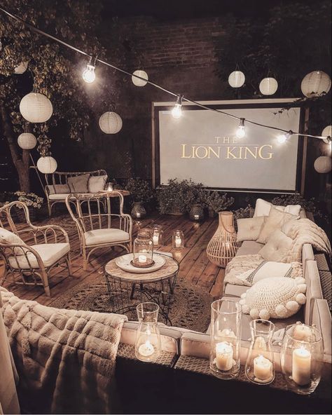 Movie Theater Ideas, Backyard Movie Theater, Backyard Movie Theaters, Cinema Idea, Balkon Decor, Backyard Movie, Outdoor Balcony, Apartment Garden, Balcony Decor