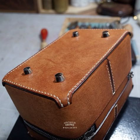 헌즈 Huns on Instagram: “Leather case. Bottom. Heritage by Huns 2015.” Handmade Leather Bag Pattern, Handmade Leather Work, Leather Front Pocket Wallet, Leather Bag Pattern, Bespoke Shoes, Leather Workshop, Leather Travel Bag, Vintage Leather Bag, Sewing Leather