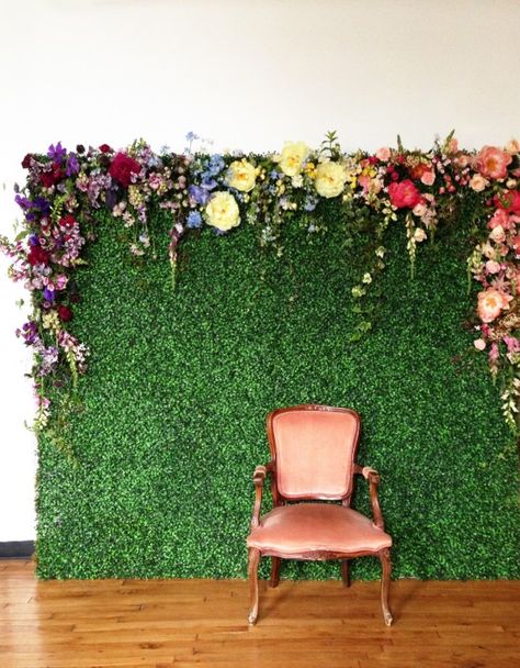 Boxwood Backdrop, Creative Backdrops, Garden Backdrops, Vintage Photo Booths, Photo Backdrop Wedding, Grass Wall, Garden Party Decorations, Flower Wall Backdrop, Artificial Boxwood