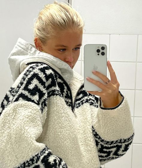 Fuzzy Jackets, Fleece Outfit, Look Adidas, Estilo Indie, Skandinavian Fashion, Chique Outfits, Looks Street Style, Thrift Finds, Stockholm Fashion