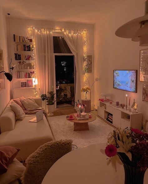 Lounge Fairy Lights, Cozy Hangout Room, Fairy Lights Living Room, Garden Christmas Lights, Lights For Patio, Party Lights Indoor, Hangout Room, Fall Bedroom Ideas, Layered Bedding